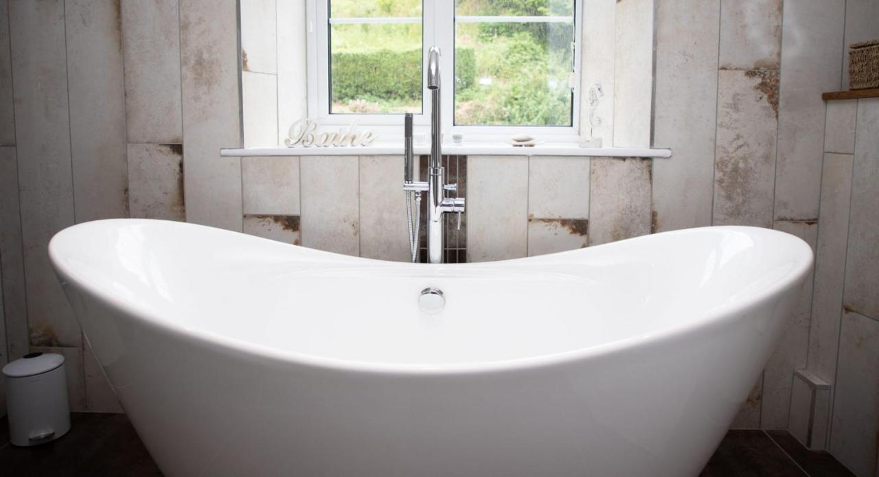 A Superb Bijou Retreat With Jacuzzi Near An Excellent Village Pub Йелвертон Экстерьер фото